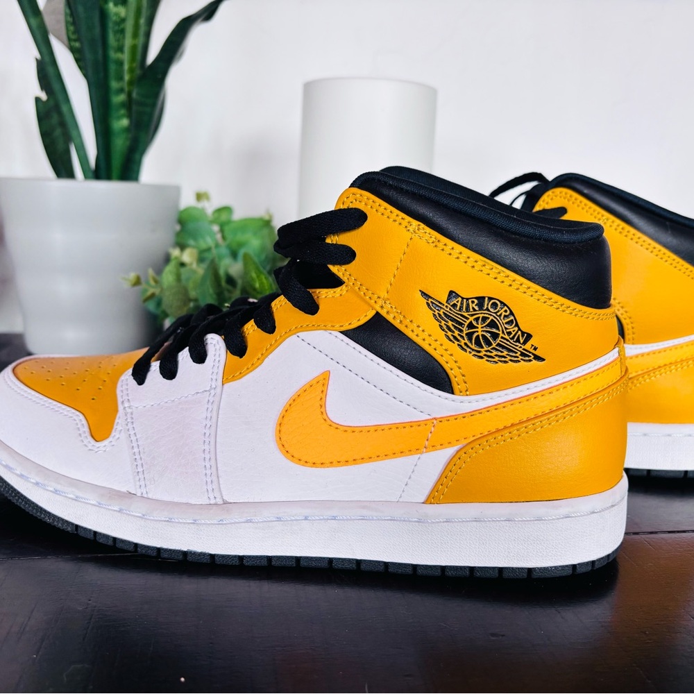 Nike Air Jordan 1 Mid Pollen Yellow White Black 554724-170 Men’s Size 8.5